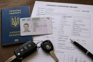 Український паспорт, водійське посвідчення та словацький протокол ДТП лежать на столі