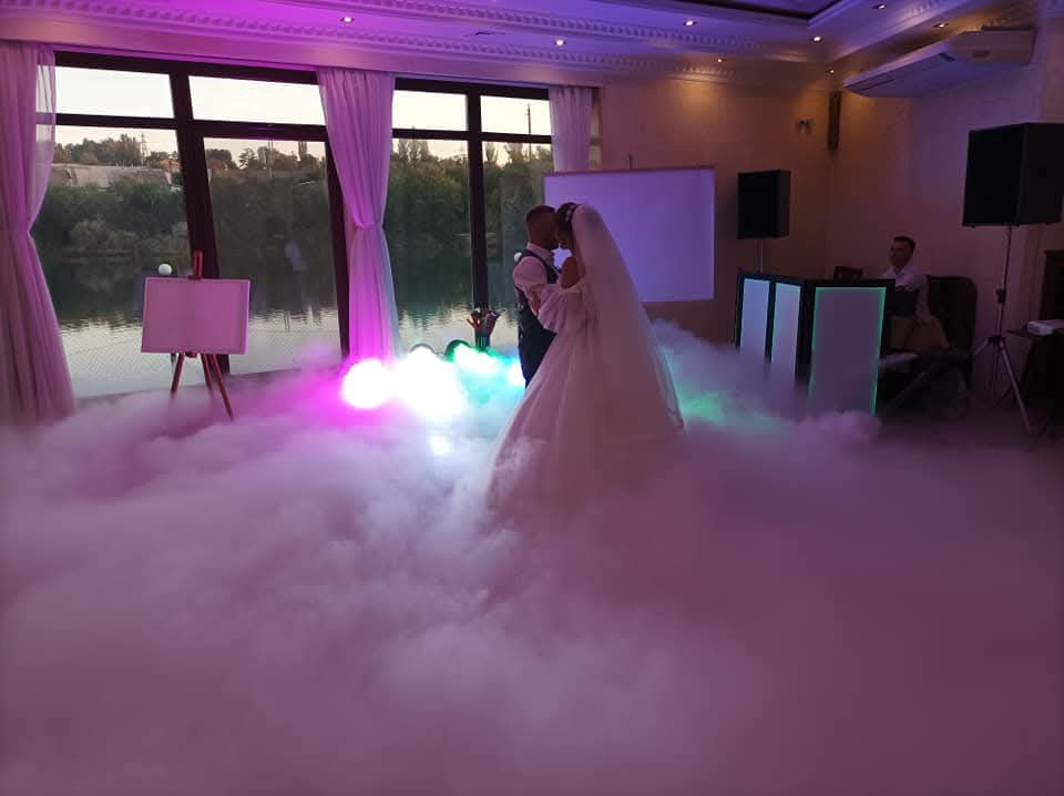 Весільний танець із ефектом низького диму на святі Bubble Fairy Events