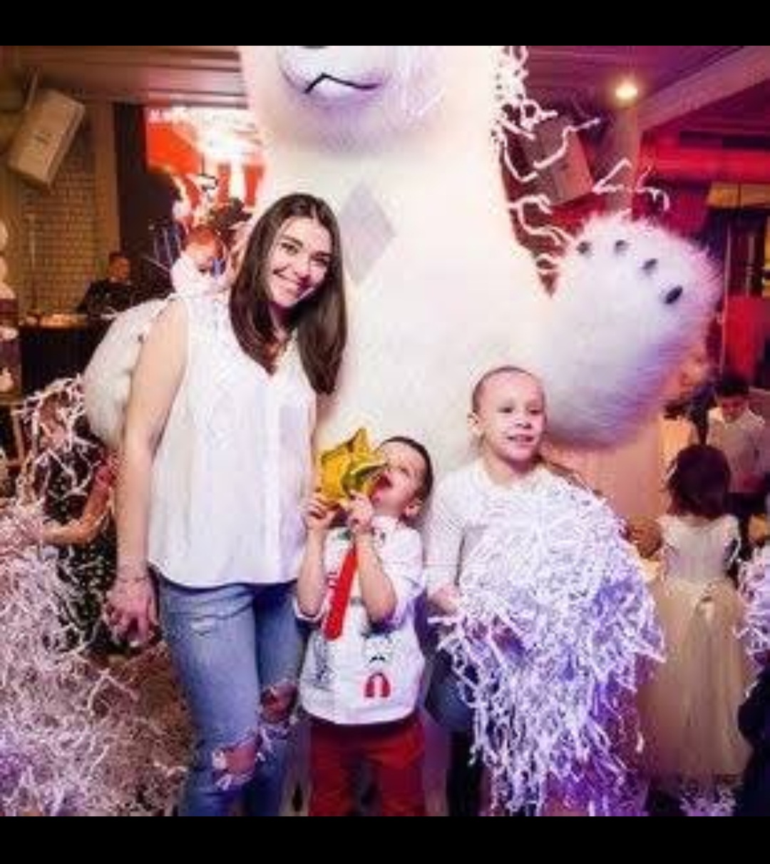 Ростова лялька білого ведмедя вітає дітей на святі Bubble Fairy Events