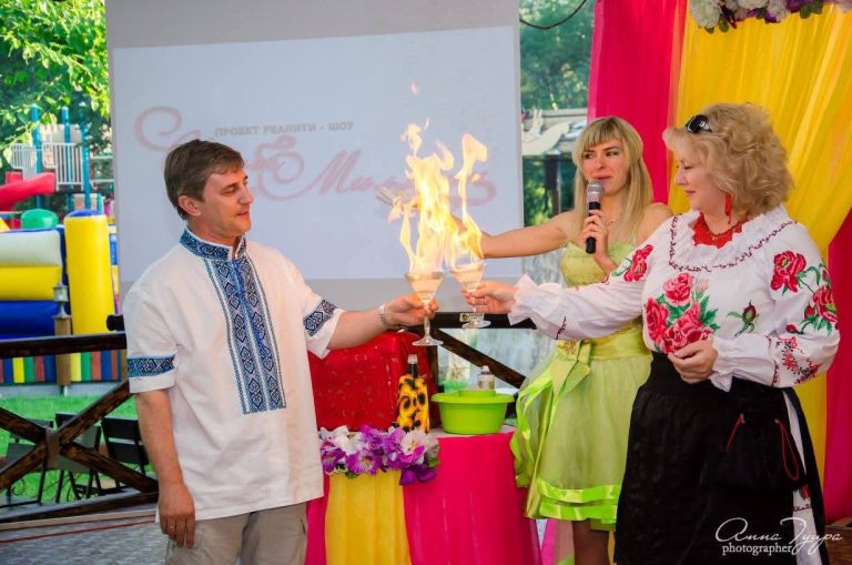 Ведуча на сцені під час святкового шоу Bubble Fairy Events у Лондоні