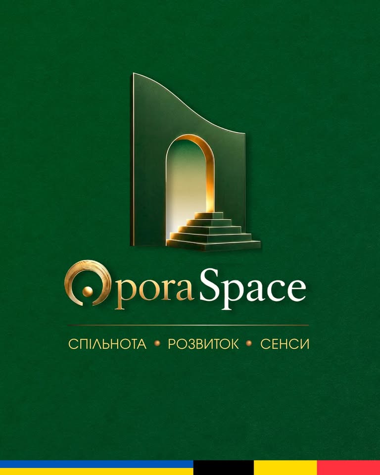 Логотип OporaSpace із золотистою аркою та сходами на зеленому тлі