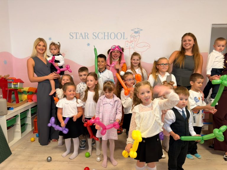Групове фото дітей і дорослих у дитячому центрі Star School у Брно