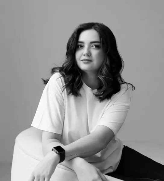 Світлана Олексієнко, графічна дизайнерка, на чорно-білому портреті